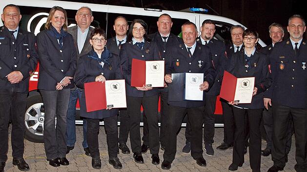 Die Kommandanten Stefan Kraus und Mario Ahles (4. u. 5. v. r.) und die Vorsitzende Sabine Rießner (2. v. li.) sowie KBI Oliver Schardt und KBM Alexander Klose (v. r.) bedanken sich bei den langjährigen aktiven Feuerwehrmännern Dirk Schaller (5. v....