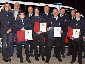 Die Kommandanten Stefan Kraus und Mario Ahles (4. u. 5. v. r.) und die Vorsitzende Sabine Rie&szlig;ner (2. v. li.) sowie KBI Oliver Schardt und KBM Alexander Klose (v. r.) bedanken sich bei den langj&auml;hrigen aktiven Feuerwehrm&auml;nnern Dirk Schaller (5. v....