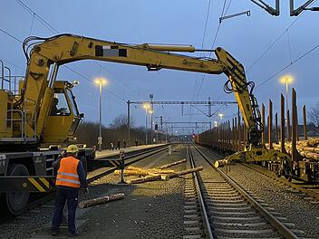 Bahnhof in Kronach: Oberleitung bei Verladearbeiten beschädigt - Spannungsüberschlag