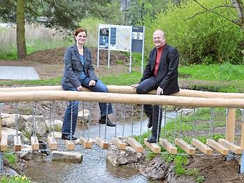 Hier können sich strapazierte Radler-Beine wieder erholen: Am neuen Radler-Rastplatz in Priesendorf fühlen sich auch Marion Hartmann von der LAG Bamberg und Leader-Manager Ekkehard Eisenhut vom Amt für Ernährung, Landwirtschaft und Forsten Uffenheim wohl. Foto: Ronald Rinklef