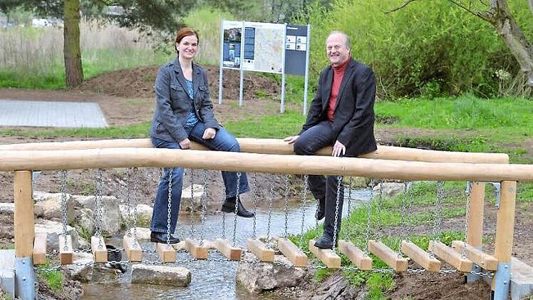 Hier können sich strapazierte Radler-Beine wieder erholen: Am neuen Radler-Rastplatz in Priesendorf fühlen sich auch Marion Hartmann von der LAG Bamberg und Leader-Manager Ekkehard Eisenhut vom Amt für Ernährung, Landwirtschaft und Forsten Uffenheim wohl. Foto: Ronald Rinklef