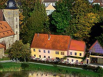 Diese Fotomontage zeigt, wie sich die Kommunbräu-Initiatoren die Schlossbräu vorstellen. Rechts ist das gläserne Sudhaus mit der Brauerei zu sehen, die in der bestehenden Scheune untergebracht wird. Fotomontage: Kommunbräu-Initiatoren