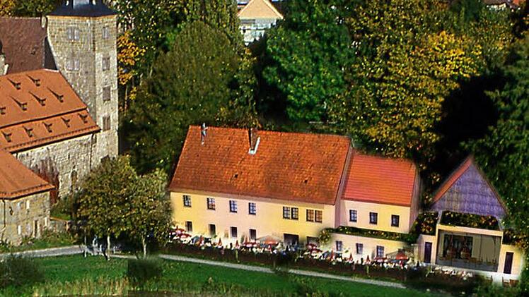 Diese Fotomontage zeigt, wie sich die Kommunbräu-Initiatoren die Schlossbräu vorstellen. Rechts ist das gläserne Sudhaus mit der Brauerei zu sehen, die in der bestehenden Scheune untergebracht wird. Fotomontage: Kommunbräu-Initiatoren