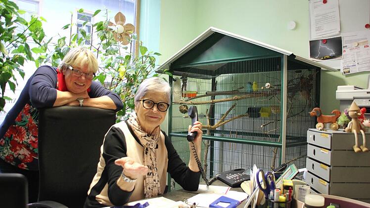 Seit 7. November ist das Telefon von Heide Franz (rechts) tot, ihr Nachhilfeinstitut nicht mehr zu erreichen. Tochter Jutta Lieb (links) hat eine Notfallkommunikation über zwei Handys eingerichtet.  Foto: Friedwald Schedel