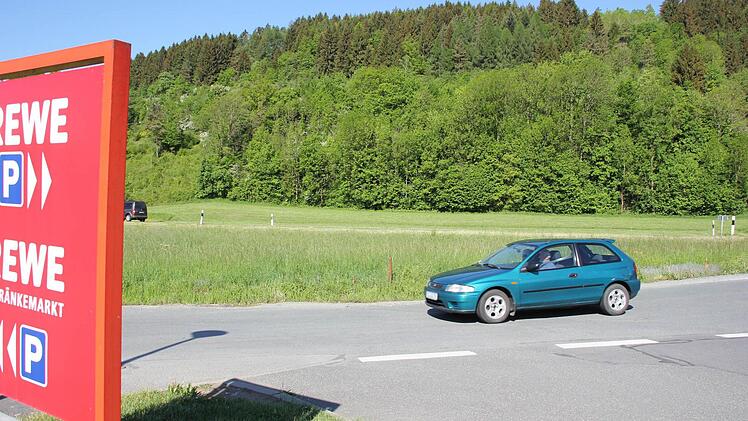 Der Rewe-Markt in Steinberg bekommt vorerst keine Konkurrenz. Jenseits der Staatsstraße - zwischen Auto und Waldrand - sollte auf 18.000 Quadratmetern ein Gewerbegebiet ausgewiesen werden. Dort wollte ein Investor einen Discounter bauen.  Foto: Friedwald Schedel