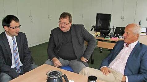 MdL Martin Schöffel, Schulamtsdirektor Jürgen Vonbrunn und der Stadtsteinacher Rektor Michael Pfitzner (von links) im Gespräch.