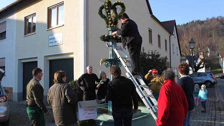 Viele Helfer beim Schmücken des Osterbrunnens. Foto: Carmen Schwind