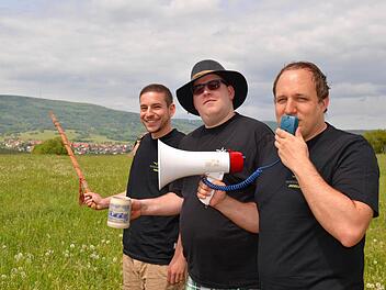 Wandern muss nicht langweilig sein. Das zeigen hier die "Wandervöuchel" aus Premich: Tobias Nauth, André Zehe und Andreas May (von links). Ihr Ziel ist der Kreuzberg, im Hintergrund zu sehen. Foto: Kathrin Kupka-Hahn