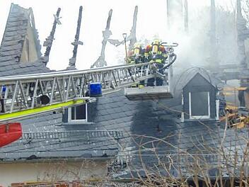 rich Auf 150 000 Euro Schaden wird der beim Feuer entstandene Sachschaden beziffert.  Fotos: Petra Malbrich
