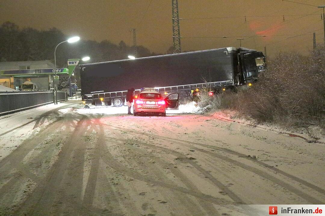 Sattelzug blockiert Gleise bei Weichengereuth