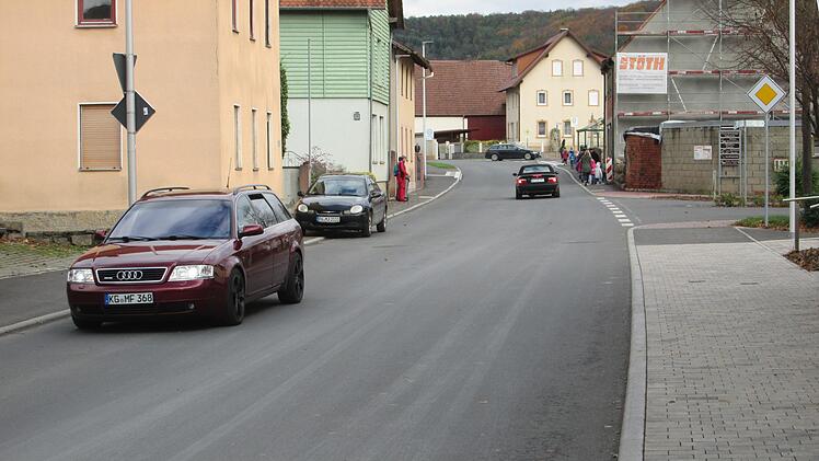 Nach 15 Monaten kehrt in Fuchsstadt wieder der "Normalzustand" ein. Eine Bepflanzung der Seitenränder erhält die Straße im Frühjahr.    Winfried Ehling