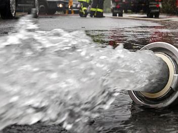 Wenn Wasser wegen Starkregen direkt aus dem Kanal über Straße und Gehsteig aufs Grundstück läuft, ist laut Bürgermeister Waldemar Bug die Kommune verantwortlich. Die Situation rund um zu kleine Kanalrohre war Thema in der Bürgerversammlung in Stangenroth. Foto: Bernd Wüstneck