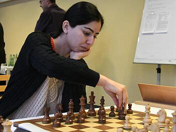 Dem Favoriten Andreas Heimann dicht im Nacken sitzt Lilit Mkrtchian. Die Großmeisterin aus Armenien spielt in der Schach-Bundesliga als Gastspielerin für den SC Bad Königshofen.Hopf