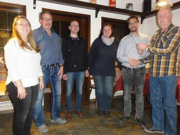 Der Vorstand der Poppenrother Musikanten (von links) Rebecca Reuß, Kurt Müller, Sascha Pfrang und Christina Wimmel freut sich auf den "Neuen" Andreas Back, dem Jürgen Kröckel den Dirigentenstab überreicht. Wolfgang Wimmel