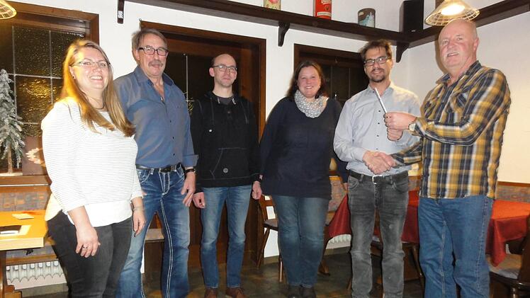 Der Vorstand der Poppenrother Musikanten (von links) Rebecca Reuß, Kurt Müller, Sascha Pfrang und Christina Wimmel freut sich auf den "Neuen" Andreas Back, dem Jürgen Kröckel den Dirigentenstab überreicht. Wolfgang Wimmel