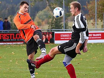 Der FC Hirschfeld um Johannes Roth (links) hat aufgrund einer kleinen Formkrise in den vergangenen Wochen Platz 2 aus den Augen verloren und steht im Niemandsland der Tabelle. Für den Zwölften TSV Windheim mit Christopher Fehn (rechts) geht es dagegen im Abstiegskampf um viel am Samstag.  Foto: Heinrich Weiß