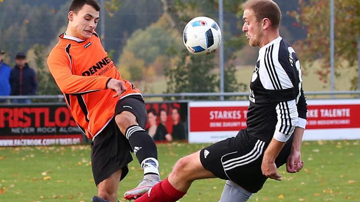 Der FC Hirschfeld um Johannes Roth (links) hat aufgrund einer kleinen Formkrise in den vergangenen Wochen Platz 2 aus den Augen verloren und steht im Niemandsland der Tabelle. Für den Zwölften TSV Windheim mit Christopher Fehn (rechts) geht es dagegen im Abstiegskampf um viel am Samstag.  Foto: Heinrich Weiß
