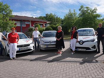 Der Caritasverband des Landkreises Rhön-Grabfeld setzt auf Elektromobilität. Ab sofort sind die ersten E-Fahrzeuge im Einsatz. Das Bild zeigt von links: Tobias Happel vom Autohaus Lauden- sack in Bad Neustadt, Gudrun Reß, Pflegedienstleitung Bad K...