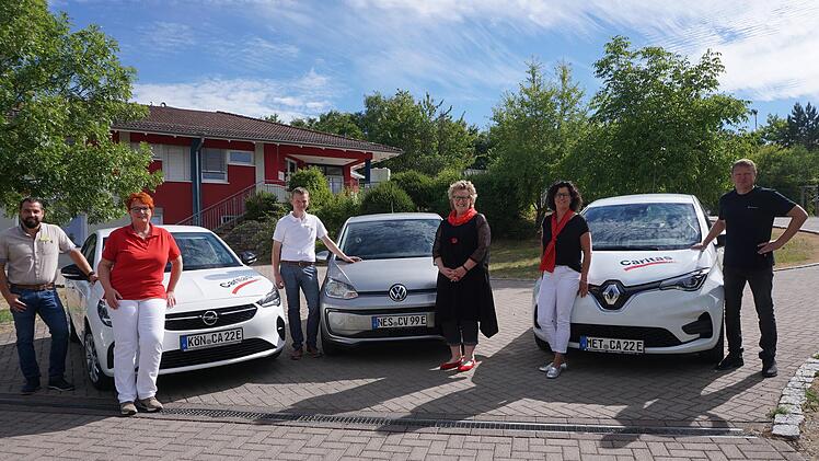 Der Caritasverband des Landkreises Rhön-Grabfeld setzt auf Elektromobilität. Ab sofort sind die ersten E-Fahrzeuge im Einsatz. Das Bild zeigt von links: Tobias Happel vom Autohaus Lauden- sack in Bad Neustadt, Gudrun Reß, Pflegedienstleitung Bad K...