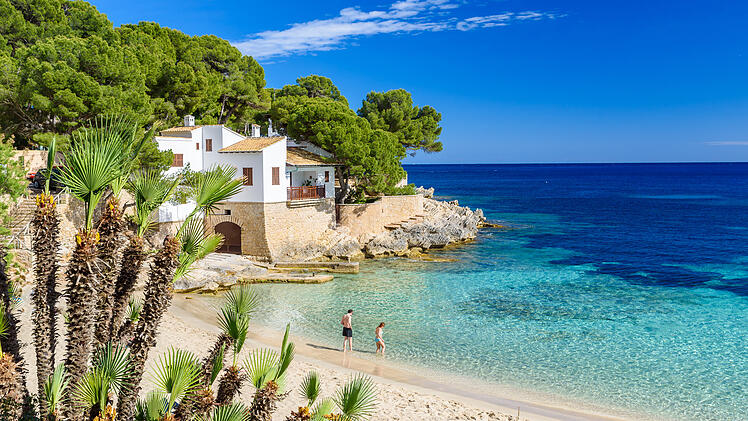 Auf Mallorca findest du traumhafte, romantische Sandstrände.