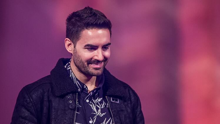 Menderes wurde &uuml;ber diverse Eins&auml;tze bei "Deutschland sucht den Superstar" bekannt und absolvierte auch erfolgreich das RTL-"Dshcungelcamp".