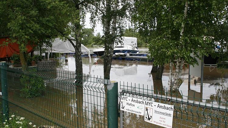 Der Motoryachtclub Ansbach hat in Mainstockheim seine Boote an die lange Leine gelegt, aber nicht aus dem Wasser geholt. Fotos: Gerhard Bauer