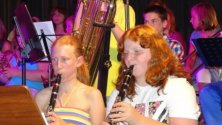 Bernd Schmidt traf mit seinen Schülerinnen und Schülern des Schulorchesters stets die richtigen Töne.