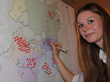 Bei der Auftaktveranstaltung von ILEK im September 2012 setzt Viola Rüffel einen Punkt für jeden Teilnehmer auf die Karte. Foto: Ulrike Müller/Archiv