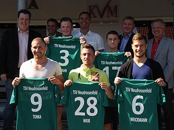 Der TSV Neudrossenfeld präsentiert seine Neuzugänge. Vorne, von links: Ertac Tonka, Martin Weiß und Daniel Weickmann. Mittlere Reihe, von links: Carsten Hahn und Daniel Meyer. Hintere Reihe von links: TSV-Fußballabteilungsleiter Thorsten Schirmer, Geschäftsführer Claus Leitloff vom Sponsor KVM, Trainer Detlef Hugel, TSV-Vorsitzender Gerald Weinrich und KVM-Geschäftsführer Matthias Tessmer.  Foto: Christian Schuberth