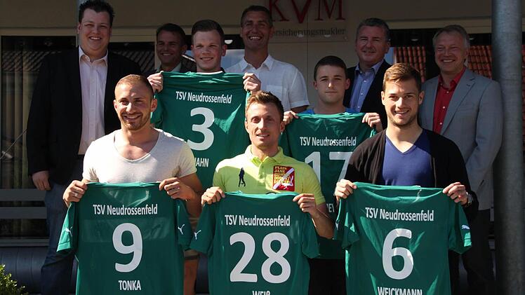 Der TSV Neudrossenfeld präsentiert seine Neuzugänge. Vorne, von links: Ertac Tonka, Martin Weiß und Daniel Weickmann. Mittlere Reihe, von links: Carsten Hahn und Daniel Meyer. Hintere Reihe von links: TSV-Fußballabteilungsleiter Thorsten Schirmer, Geschäftsführer Claus Leitloff vom Sponsor KVM, Trainer Detlef Hugel, TSV-Vorsitzender Gerald Weinrich und KVM-Geschäftsführer Matthias Tessmer.  Foto: Christian Schuberth