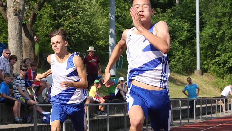 Trung Ngo (rechts) und Dimitij Touev vom TSV Bad Kissingen zeigten mit ihren flotten Zeiten über 100 Meter, dass die Ramsthaler Bahn wieder einmal ihren Ruf als extrem schnell gerecht wurde. Fotos: Reinhold Nürnberger (18)