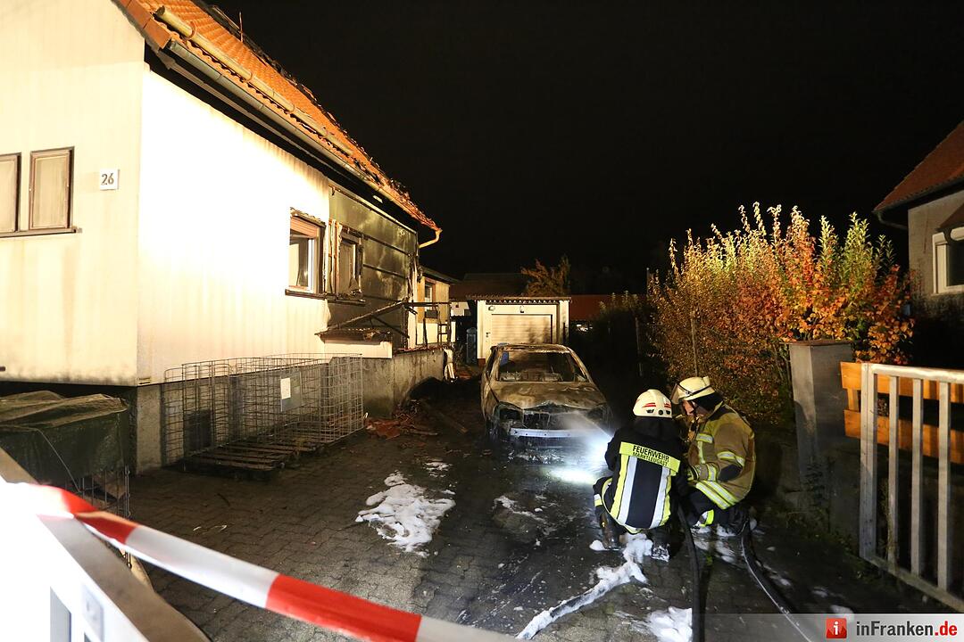 Brennender Pkw greift auf Wohnhaus ueber - Dachstuhlbrand