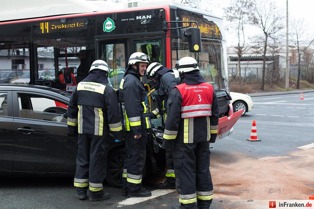 Nürnberg: Auto kracht gegen Bus