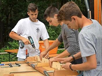 Im internationalen Workcamp wurden unter anderem neue Bänke für die Terrasse gezimmert. Foto: Tina Meier