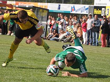 Effeltrichs Spielführer Sebastian Steinert (li.) bringt nach einer knappen Stunde den Langensendelbacher Markus Eger zu Fall, doch da war die Messe bereits gelesen. Den folgenden Strafstoß verwandelt Markus Ursprung sicher zur zwischenzeitlichen 4:0-Führung für die Gäste.  Fotos: Leo Hühnlein