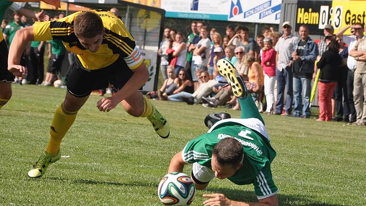 Effeltrichs Spielführer Sebastian Steinert (li.) bringt nach einer knappen Stunde den Langensendelbacher Markus Eger zu Fall, doch da war die Messe bereits gelesen. Den folgenden Strafstoß verwandelt Markus Ursprung sicher zur zwischenzeitlichen 4:0-Führung für die Gäste.  Fotos: Leo Hühnlein