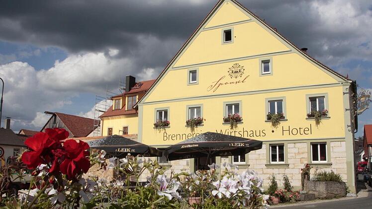 Der Gasthof "Schwarzer Adler" inmitten von Kirchehrenbach. Schon sehr früh hat Fritz Sponsel die Idee, das Speiselokal mit einem Hotelbetrieb zu verbinden.