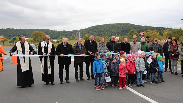 Einweihung des Aschacher Kreisels. Foto: Benedikt Borst