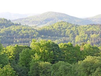 Besucher sollen künftig vom Berghaus Rhön die tolle Aussicht über die Berge und ins Sinntal genießen können.  Fotos: Isolde Krapf