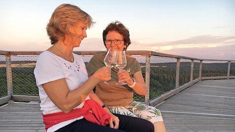 Anstoßen auf 42 Metern Marianne Hein und Mona Lehnert Foto: an