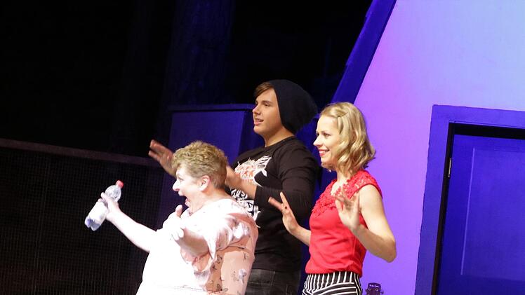 Rasant die "Alte": Hermine (Sonja Beyer) dreht auf bei der &Uuml;-30-Party im "Schl&ouml;ssla" (dahinter Jakob Kammerer und Susanne B&auml;hr). Foto: Klaus Klaschka