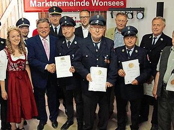 Ehrungen bei der Feuerwehr Gelbsreuth; im Bild (von links) Ehrenmitglied Gerhard Münch, Schlepperkönigin Jasmin Feulner, Kommandant Holger Münch, Landrat Klaus Peter Söllner, Kreisbrandrat Stefan Härtlein, Marco Birner (staatliche Ehrung für 25 Jahre Dienstzeit), Bürgermeister Andreas Pöhner sowie die Ehrenmitglieder Manfred Leykam, Hans Schwarz, Helmut Weiß, Edwin Kaufmann und Karl Kauper Foto: A. Lochner