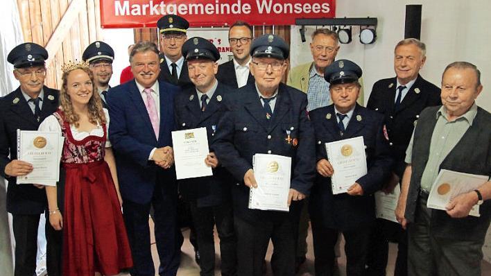 Ehrungen bei der Feuerwehr Gelbsreuth; im Bild (von links) Ehrenmitglied Gerhard Münch, Schlepperkönigin Jasmin Feulner, Kommandant Holger Münch, Landrat Klaus Peter Söllner, Kreisbrandrat Stefan Härtlein, Marco Birner (staatliche Ehrung für 25 Jahre Dienstzeit), Bürgermeister Andreas Pöhner sowie die Ehrenmitglieder Manfred Leykam, Hans Schwarz, Helmut Weiß, Edwin Kaufmann und Karl Kauper Foto: A. Lochner