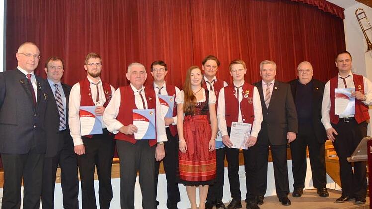 Ehrungen gab es für langjährige Musiker beim MV Größau-Posseck. Mit auf dem Bild sind von links stellvertretender NBMB-Kreisvorsitzender Alexander Klug, Dritter Bürgermeister Klaus Dressel sowie von rechts Vorsitzender Marco Müller, Ehrenmitglied Werner Pörner und NBMB-Kreisvorsitzender Wolfgang Müller.Karl-Heinz Hofmann