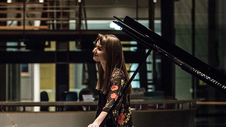 Ein anspruchsvolles Programm mit Werken von Bach bis Skrjabin gestaltete die junge Pianistin Aurelia Shimkus bei ihrem Coburg-Debüt beim "Verein" im HUK-Foyer.Foto: Jochen Berger