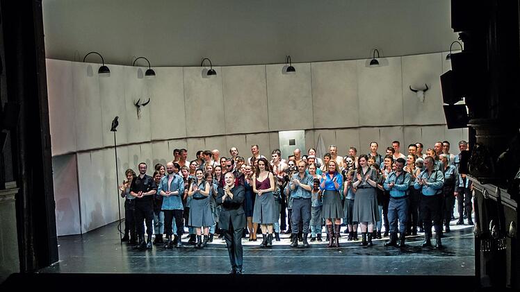 Reichlich Premieren-Applaus gab es für die Neuinszenierung von Georges Bizet Oper "Carmen" am Landestheater Coburg.Foto: Jochen Berger