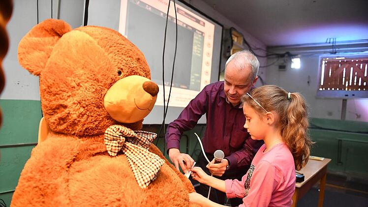 Wie sich der Herzschlag bei Stress verändert, durften die Kinder bei Bär "Balu" ausprobieren. Und sie stellten überrascht fest: Das Herz schlägt schneller und der Bauch arbeitet gar nicht mehr.