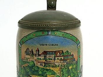 Vorne die Wappen des Freistaats Bayern und der Stadt Coburg, hinten die Veste: Dieser Krug erinnert an den Beitritt Coburgs zu Bayern im Jahr 1920. Foto: Haus der Bayerischen Geschichte