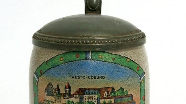 Vorne die Wappen des Freistaats Bayern und der Stadt Coburg, hinten die Veste: Dieser Krug erinnert an den Beitritt Coburgs zu Bayern im Jahr 1920. Foto: Haus der Bayerischen Geschichte