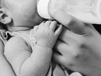 Wegen Mineral&ouml;lr&uuml;ckst&auml;nden werden Milchpulver zur Herstellung von Babynahrung zur&uuml;ckgerufen. Die &Ouml;le stehen im Verdacht krebserregend zu sein. Symbolfoto: unsplash.com/Kelly Sikkema